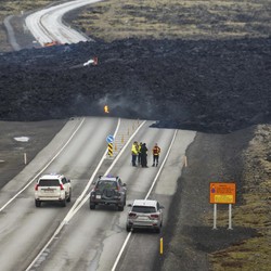 Potret Kedahsyatan Letusan Gunung Berapi di Islandia, Jalan Terputus