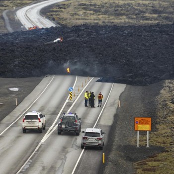 Potret Kedahsyatan Letusan Gunung Berapi di Islandia, Jalan Terputus