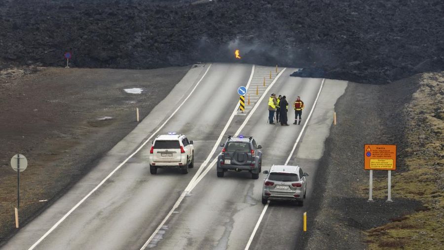 Aliran lava yang melintasi Grindavikurvegur, jalan menuju Grindavik di Islandia, Minggu 17 Maret 2024, sehari setelah letusan gunung berapi. Sistem vulkanik di Semenanjung Reykjanes di barat daya negara itu meletus pada Sabtu malam untuk keempat kalinya dalam tiga bulan. (AP Photo/Marco di Marco)