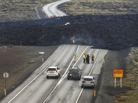 Potret Kedahsyatan Letusan Gunung Berapi di Islandia, Jalan Terputus