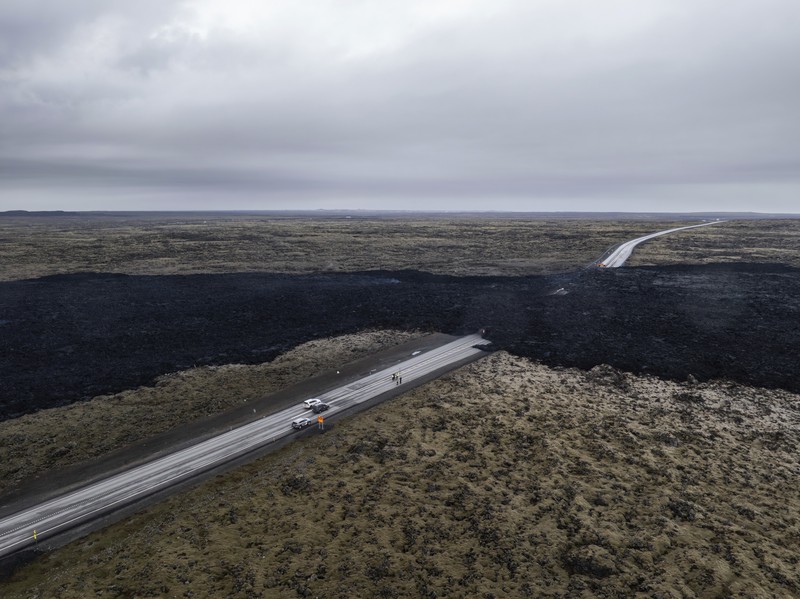 Aliran lava yang melintasi Grindavikurvegur, jalan menuju Grindavik di Islandia, Minggu 17 Maret 2024, sehari setelah letusan gunung berapi. Sistem vulkanik di Semenanjung Reykjanes di barat daya negara itu meletus pada Sabtu malam untuk keempat kalinya dalam tiga bulan. Aliran lava yang melintasi Grindavikurvegur, jalan menuju Grindavik di Islandia, Minggu 17 Maret 2024, sehari setelah letusan gunung berapi. Sistem vulkanik di Semenanjung Reykjanes di barat daya negara itu meletus pada Sabtu malam untuk keempat kalinya dalam tiga bulan. (AP Photo/Marco di Marco)