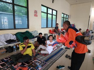 Calon Penumpang yang Tertahan di Pelabuhan Kalianget Dapat Bantuan