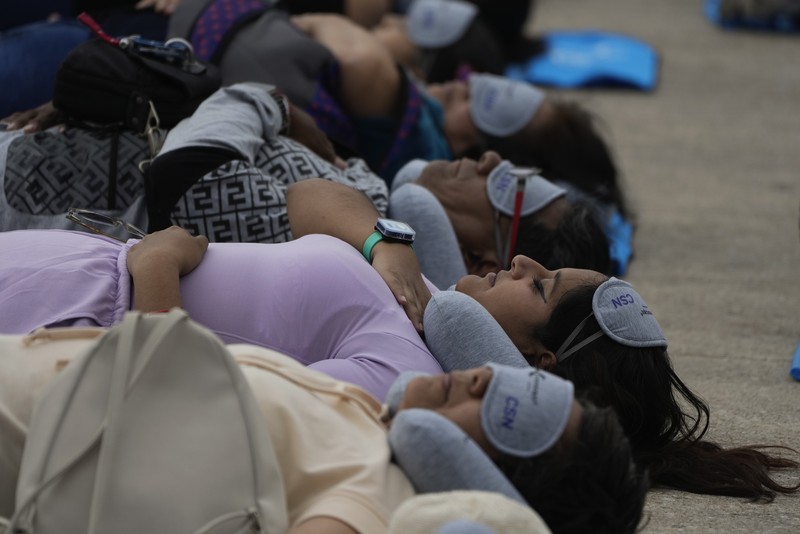 Dilengkapi dengan tikar, masker tidur, dan bantal perjalanan, seorang anak dan seorang wanita tidur siang di dasar Monumen Revolusi yang ikonik, dalam acara yang dijuluki “tidur siang massal,” memperingati Hari Tidur Sedunia, di Mexico City, Jumat, 15 Maret 2024. (AP Photo/Fernando Llano)