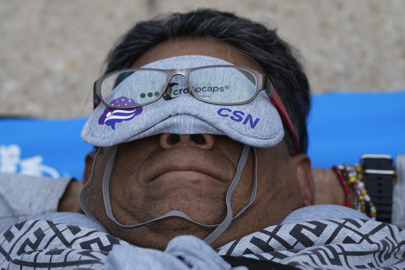 Dilengkapi dengan tikar, masker tidur, dan bantal perjalanan, seorang anak dan seorang wanita tidur siang di dasar Monumen Revolusi yang ikonik, dalam acara yang dijuluki “tidur siang massal,” memperingati Hari Tidur Sedunia, di Mexico City, Jumat, 15 Maret 2024. (AP Photo/Fernando Llano)