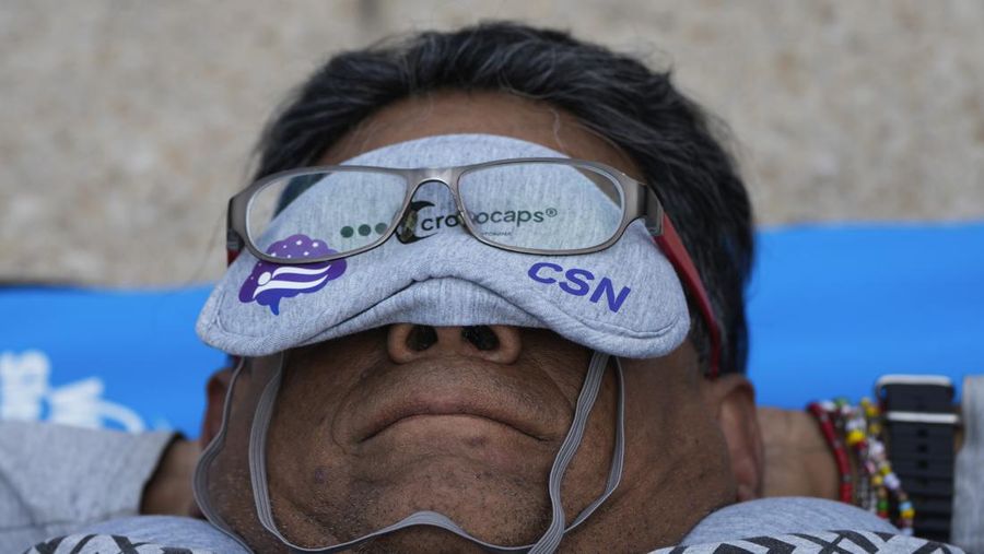 Dilengkapi dengan tikar, masker tidur, dan bantal perjalanan, seorang anak dan seorang wanita tidur siang di dasar Monumen Revolusi yang ikonik, dalam acara yang dijuluki “tidur siang massal,” memperingati Hari Tidur Sedunia, di Mexico City, Jumat, 15 Maret 2024. (AP Photo/Fernando Llano)