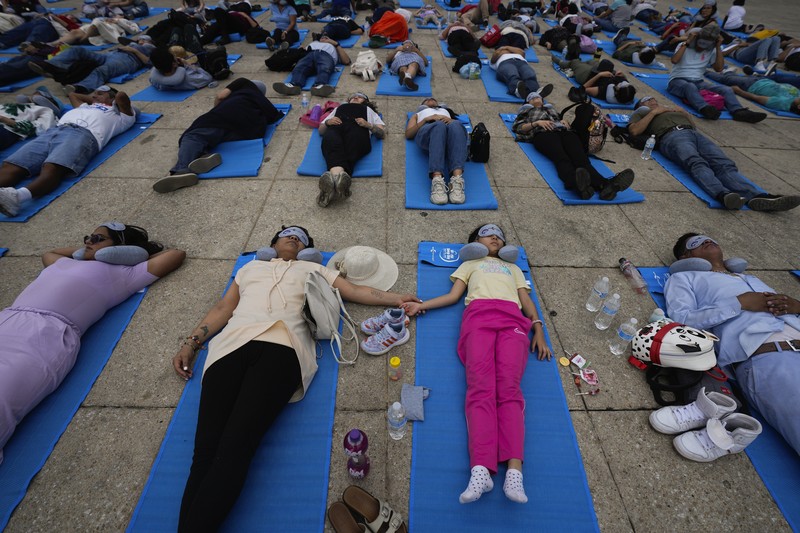 Dilengkapi dengan tikar, masker tidur, dan bantal perjalanan, seorang anak dan seorang wanita tidur siang di dasar Monumen Revolusi yang ikonik, dalam acara yang dijuluki “tidur siang massal,” memperingati Hari Tidur Sedunia, di Mexico City, Jumat, 15 Maret 2024. Dilengkapi dengan tikar, masker tidur, dan bantal perjalanan, seorang anak dan seorang wanita tidur siang di dasar Monumen Revolusi yang ikonik, dalam acara yang dijuluki “tidur siang massal,” memperingati Hari Tidur Sedunia, di Mexico City, Jumat, 15 Maret 2024. (AP Photo/Fernando Llano)