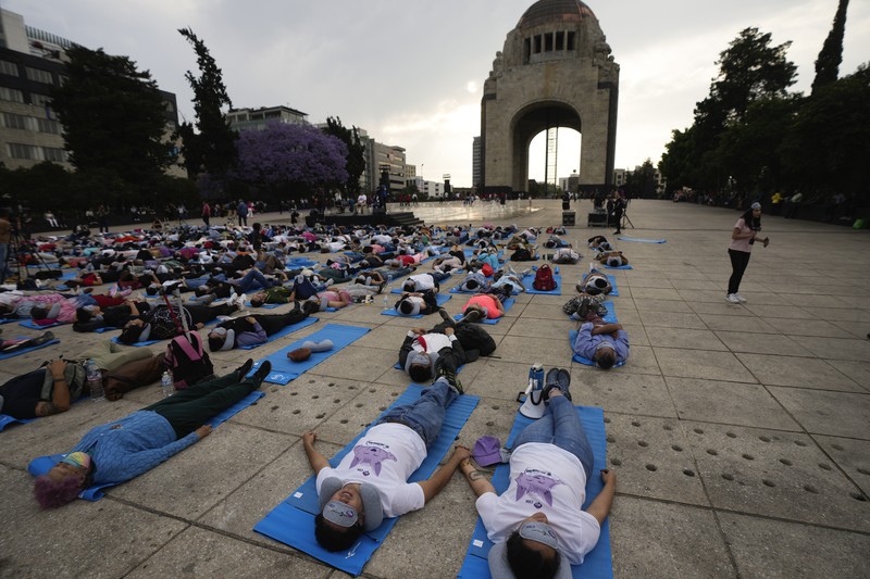 Dilengkapi dengan tikar, masker tidur, dan bantal perjalanan, seorang anak dan seorang wanita tidur siang di dasar Monumen Revolusi yang ikonik, dalam acara yang dijuluki “tidur siang massal,” memperingati Hari Tidur Sedunia, di Mexico City, Jumat, 15 Maret 2024. Dilengkapi dengan tikar, masker tidur, dan bantal perjalanan, seorang anak dan seorang wanita tidur siang di dasar Monumen Revolusi yang ikonik, dalam acara yang dijuluki “tidur siang massal,” memperingati Hari Tidur Sedunia, di Mexico City, Jumat, 15 Maret 2024. (AP Photo/Fernando Llano)
