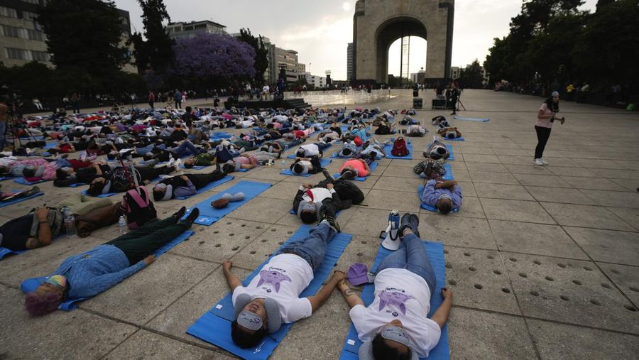 Dilengkapi dengan tikar, masker tidur, dan bantal perjalanan, seorang anak dan seorang wanita tidur siang di dasar Monumen Revolusi yang ikonik, dalam acara yang dijuluki “tidur siang massal,” memperingati Hari Tidur Sedunia, di Mexico City, Jumat, 15 Maret 2024. (AP Photo/Fernando Llano)
