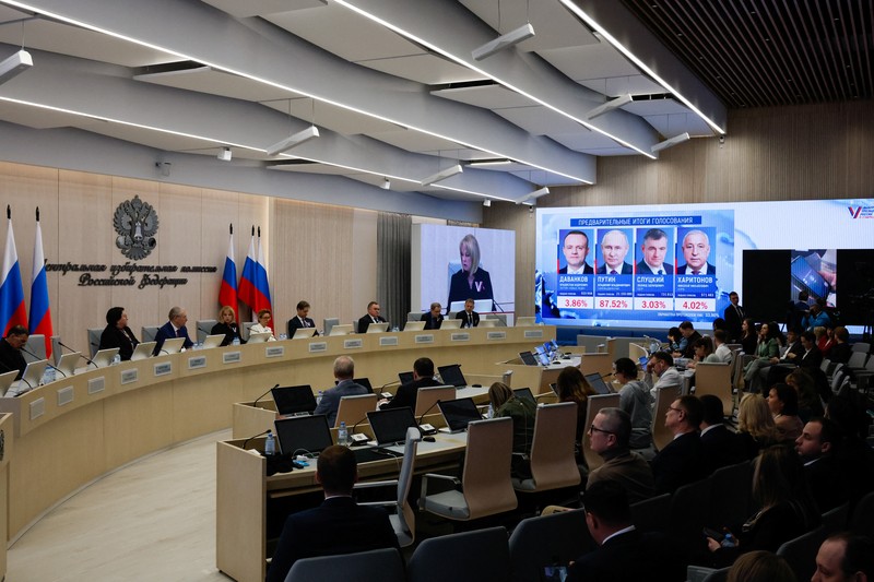 Seorang pria menonton TV yang menyiarkan berita hasil pemilu Presiden petahana dan calon presiden Rusia Vladimir Putin, pada hari terakhir pemilihan presiden di Moskow, Rusia, 17 Maret 2024. (REUTERS/Maxim Shemetov)