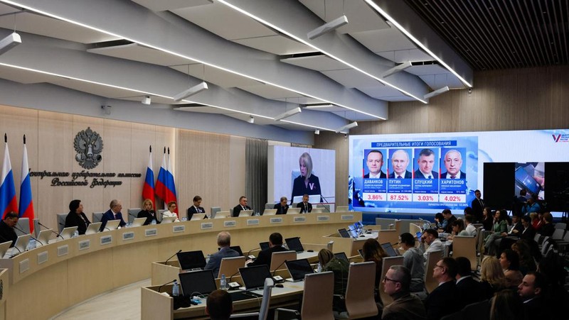 Seorang pria menonton TV yang menyiarkan berita hasil pemilu Presiden petahana dan calon presiden Rusia Vladimir Putin, pada hari terakhir pemilihan presiden di Moskow, Rusia, 17 Maret 2024. (REUTERS/Maxim Shemetov)
