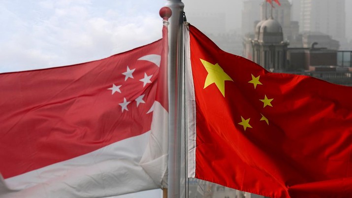 Foto Kolase bendera Singapura dan bendera China. (AP Photo)