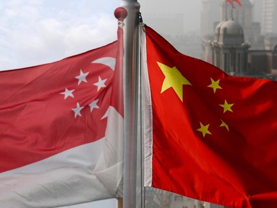 Foto Kolase bendera Singapura dan bendera China. (AP Photo)