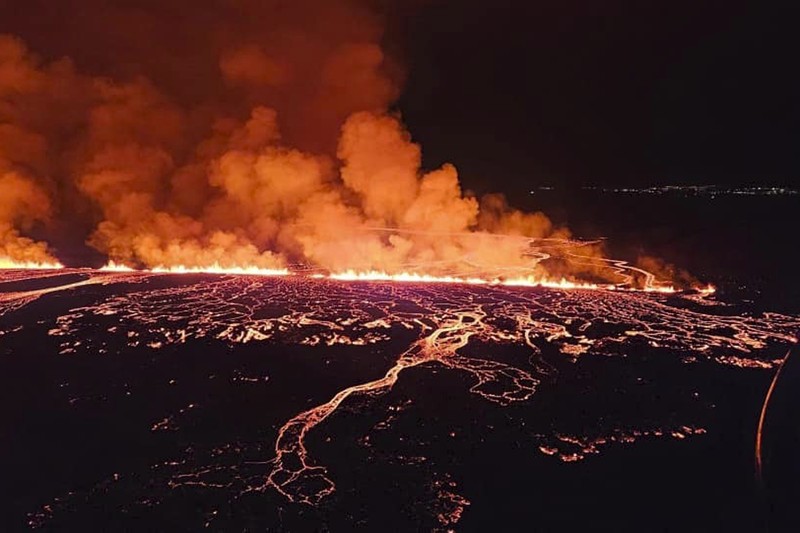 Aliran lava yang melintasi Grindavikurvegur, jalan menuju Grindavik di Islandia, Minggu 17 Maret 2024, sehari setelah letusan gunung berapi. Sistem vulkanik di Semenanjung Reykjanes di barat daya negara itu meletus pada Sabtu malam untuk keempat kalinya dalam tiga bulan. Aliran lava yang melintasi Grindavikurvegur, jalan menuju Grindavik di Islandia, Minggu 17 Maret 2024, sehari setelah letusan gunung berapi. Sistem vulkanik di Semenanjung Reykjanes di barat daya negara itu meletus pada Sabtu malam untuk keempat kalinya dalam tiga bulan. (AP Photo/Marco di Marco)