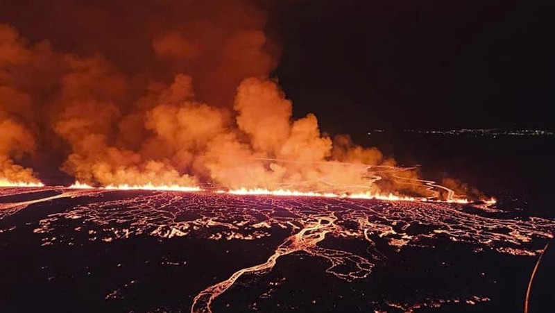 Aliran lava yang melintasi Grindavikurvegur, jalan menuju Grindavik di Islandia, Minggu 17 Maret 2024, sehari setelah letusan gunung berapi. Sistem vulkanik di Semenanjung Reykjanes di barat daya negara itu meletus pada Sabtu malam untuk keempat kalinya dalam tiga bulan. (AP Photo/Marco di Marco)