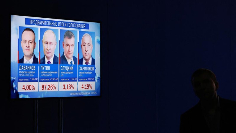 Seorang pria menonton TV yang menyiarkan berita hasil pemilu Presiden petahana dan calon presiden Rusia Vladimir Putin, pada hari terakhir pemilihan presiden di Moskow, Rusia, 17 Maret 2024. (REUTERS/Maxim Shemetov)