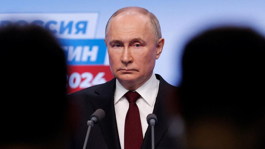 Kandidat presiden Rusia dan petahana Presiden Vladimir Putin berbicara setelah TPS ditutup, di Moskow, Rusia, 18 Maret 2024. (REUTERS/Maxim Shemetov)