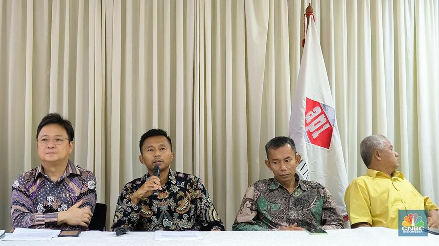 (Kiri ke kanan) Ketua Umum API Jemmy Kartiwa, Ketua Umum Apsyfy Redma Gita Wirawasta, Ketua Ikatan Pengusaha Konveksi Bandung (IPKB) Nandi Herdiaman saat jumpa pers tentang Permendag No 36/2023, Jakarta, Senin (18/3/2024). (CNBC Indonesia/Damiana Cut Emeria)