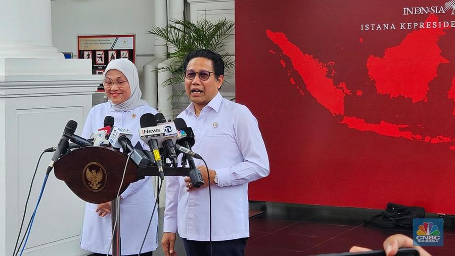 Menteri Ketenagakerjaan Ida Fauziyah (kiri) dan Menteri Desa dan PDTT Abdul Halim Iskandar (kanan) di Istana Kepresidenan, Jakarta, Senin (18/3/2024). (Emir Yanwardhana/CNBC Indonesia)