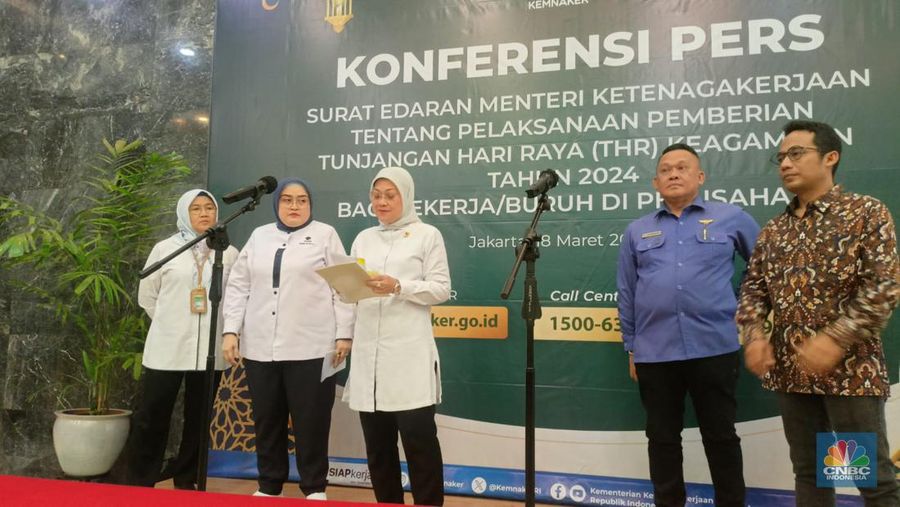Menaker Ida Fauziyah dalam jumpa pers tentang Surat Edaran Menteri Ketenagakerjaan tentang Pelaksanaan Pemberian Tunjangan Hari Raya (THR) Keagamaan Tahun 2024 bagi Pekerja/ Buruh di Perusahaan, Jakarta, Senin (18/3/2024). (CNBC Indonesia/Ferry Sandi)