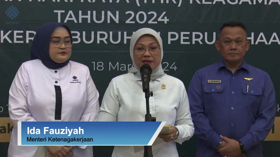 Menaker Ida Fauziyah (tengah) dalam jumpa pers tentang Surat Edaran Menteri Ketenagakerjaan tentang Pelaksanaan Pemberian Tunjangan Hari Raya (THR) Keagamaan Tahun 2024 bagi Pekerja/ Buruh di Perusahaan, Jakarta, Senin (18/3/2024). (Tangkapan Layar Youtube Kementerian Ketenagakerjaan RI)