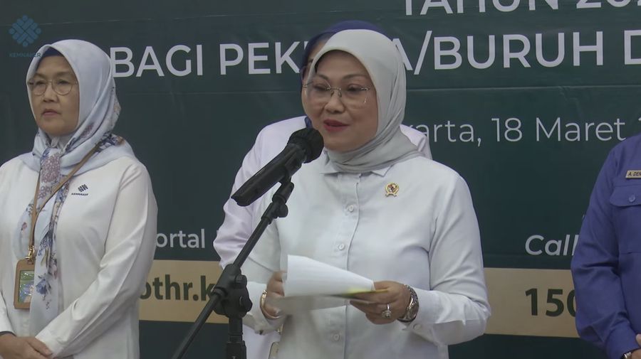 Menaker Ida Fauziyah (tengah) dalam jumpa pers tentang Surat Edaran Menteri Ketenagakerjaan tentang Pelaksanaan Pemberian Tunjangan Hari Raya (THR) Keagamaan Tahun 2024 bagi Pekerja/ Buruh di Perusahaan, Jakarta, Senin (18/3/2024). (Tangkapan Layar Youtube Kementerian Ketenagakerjaan RI)