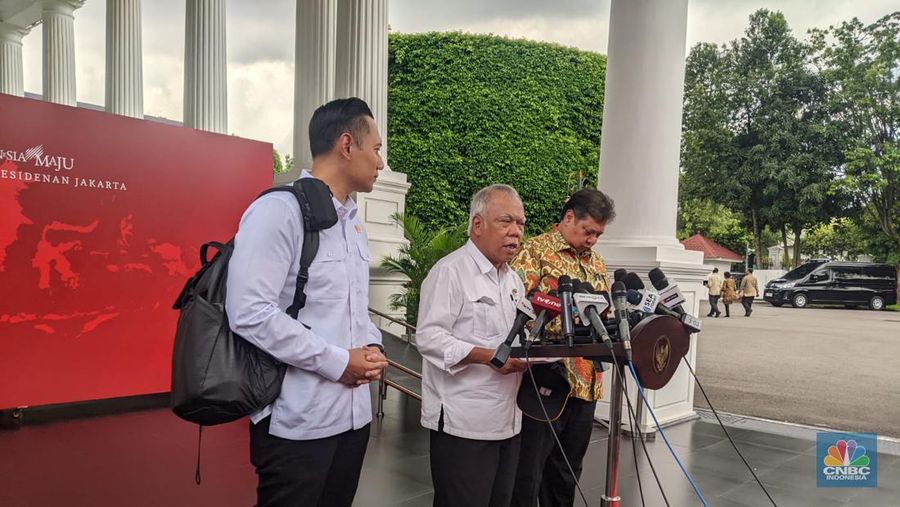 Menteri Agraria dan Tata Ruang/Kepala Badan Pertanahan Nasional Agus Harimurti Yudhoyono, Menteri Koordinator Bidang Perekonomian Airlangga Hartarto, dan Menteri Pekerjaan Umum dan Perumahan Rakyat Basuki Hadimuljono di Istana Kepresidenan, Jakarta, Senin (18/3/2024). (CNBC Indonesia/Emir Yanwardhana)