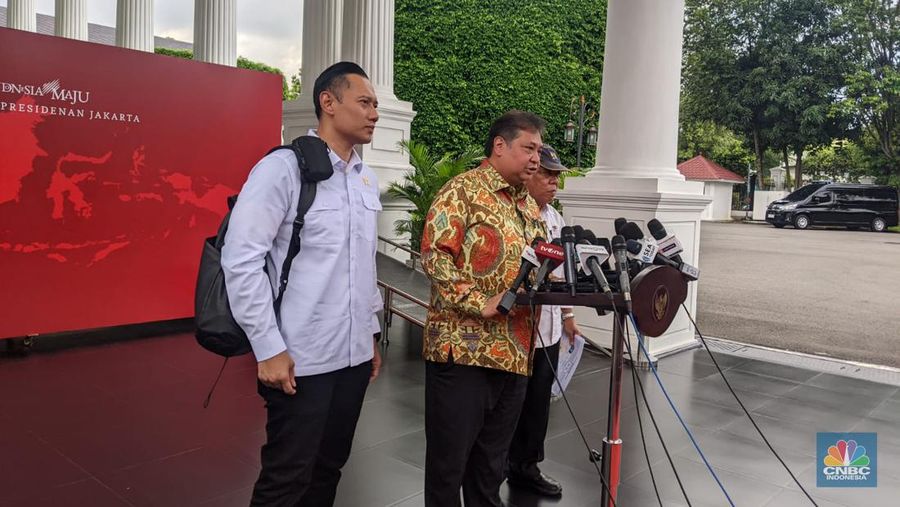 Menteri Agraria dan Tata Ruang/Kepala Badan Pertanahan Nasional Agus Harimurti Yudhoyono, Menteri Koordinator Bidang Perekonomian Airlangga Hartarto, dan Menteri Pekerjaan Umum dan Perumahan Rakyat Basuki Hadimuljono di Istana Kepresidenan, Jakarta, Senin (18/3/2024). (CNBC Indonesia/Emir Yanwardhana)