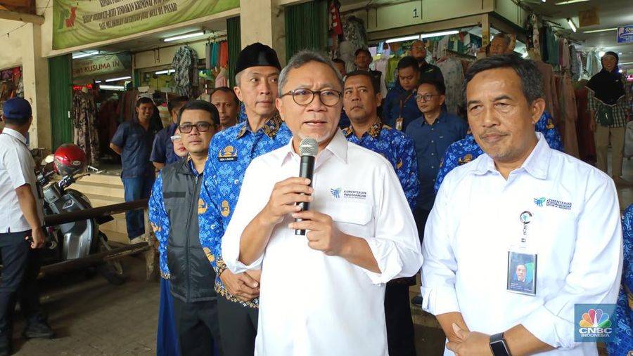 Menteri Perdagangan. Zulkifli Hasan di Pasar Anyar, Bogor hari ini, Senin (18/3/2024). (CNBC Indonesia/MArtyasari Rizky)