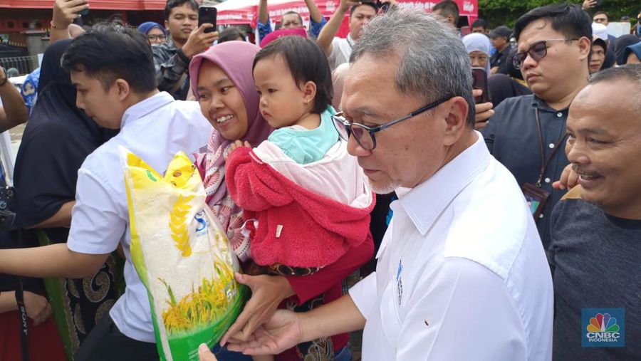 Menteri Perdagangan (Mendag) Zulkifli Hasan atau yang akrab disapa Zulhas membagikan beras SPHP Bulog ukuran 5kg untuk 200 ibu-ibu di Pasar Murah Kelurahan Sukasari, Kota Bogor pagi hari ini, Senin (18/3/2024). (CNBC Indonesia/Martyasri RIzky)