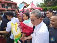 Mendag Zulhas Traktir 1 Ton Beras SPHP Bulog ke Emak-Emak di Bogor