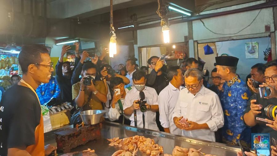 Menteri Perdagangan Zulkifli Hasan melakuakn sidak di Pasar Anyar, Bogor, Jawa barat, Senin (18/3/2024). (CNBC Indonesia/Martyasari Rizky)