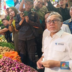 Borong Beras Sampai Cabai di Pasar Anyar, Zulhas Rogoh Kocek Segini