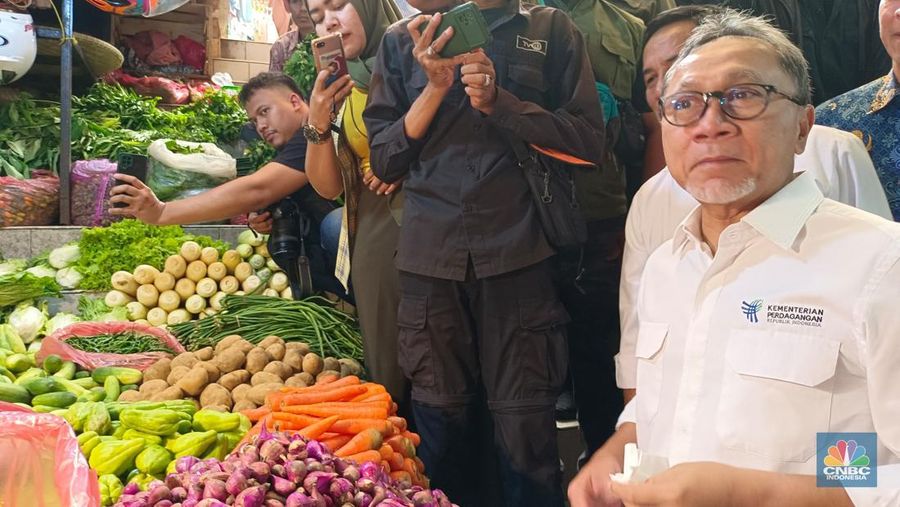 Menteri Perdagangan Zulkifli Hasan melakuakn sidak di Pasar Anyar, Bogor, Jawa barat, Senin (18/3/2024). (CNBC Indonesia/Martyasari Rizky)