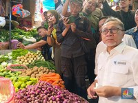 Borong Beras Sampai Cabai di Pasar Anyar, Zulhas Rogoh Kocek Segini