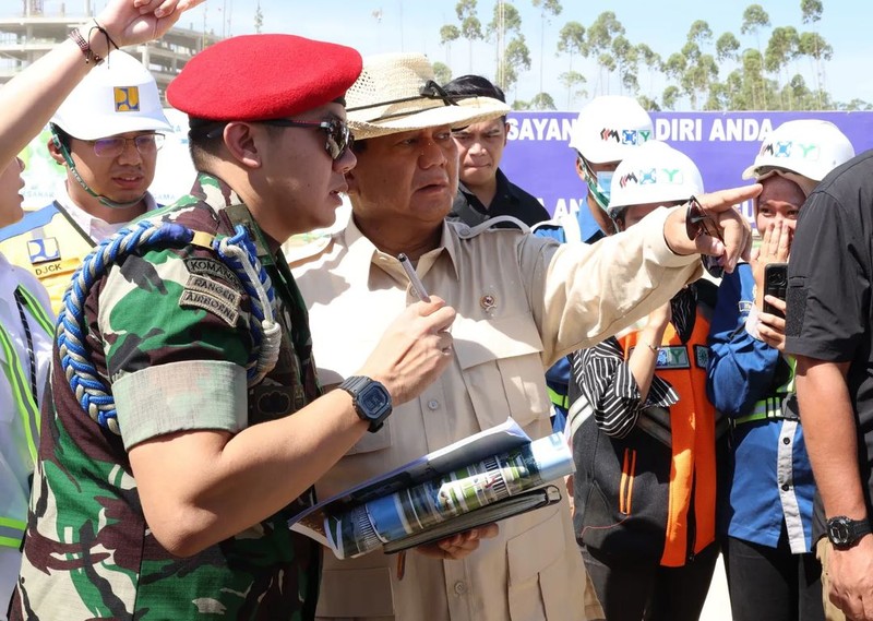 Menteri Pertahanan Prabowo Subianto melakukan kunjungan kerja ke Ibu Kota Nusantara (IKN), Penajam Paser Utara, Kecamatan Sepaku, Kalimantan Timur, Senin (18/3/2024), dalam rangka peninjauan tata ruang dan persiapan lokasi Upacara memperingati Hari Kemerdekaan 17 Agustus 2024. Menteri Pertahanan Prabowo Subianto melakukan kunjungan kerja ke Ibu Kota Nusantara (IKN), Penajam Paser Utara, Kecamatan Sepaku, Kalimantan Timur, Senin (18/3/2024), dalam rangka peninjauan tata ruang dan persiapan lokasi Upacara memperingati Hari Kemerdekaan 17 Agustus 2024. (Instagram @kemhanri)