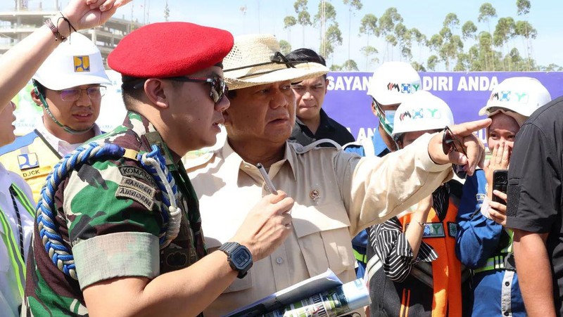 Menteri Pertahanan Prabowo Subianto melakukan kunjungan kerja ke Ibu Kota Nusantara (IKN), Penajam Paser Utara, Kecamatan Sepaku, Kalimantan Timur, Senin (18/3/2024), dalam rangka peninjauan tata ruang dan persiapan lokasi Upacara memperingati Hari Kemerdekaan 17 Agustus 2024. (Instagram @kemhanri)