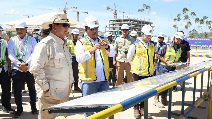 Menteri Pertahanan Prabowo Subianto melakukan kunjungan kerja ke Ibu Kota Nusantara (IKN), Penajam Paser Utara, Kecamatan Sepaku, Kalimantan Timur, Senin (18/3/2024), dalam rangka peninjauan tata ruang dan persiapan lokasi Upacara memperingati Hari Kemerdekaan 17 Agustus 2024. (Instagram @kemhanri)