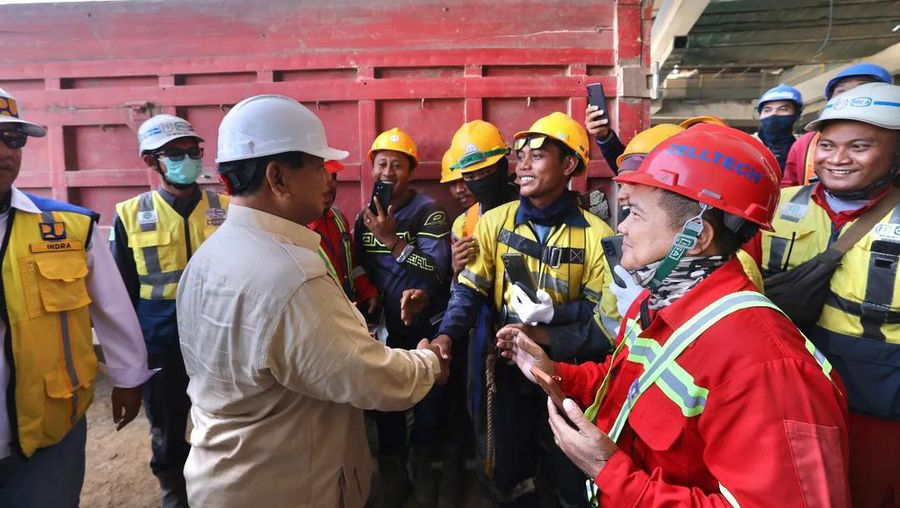 Menteri Pertahanan Prabowo Subianto melakukan kunjungan kerja ke Ibu Kota Nusantara (IKN), Penajam Paser Utara, Kecamatan Sepaku, Kalimantan Timur, Senin (18/3/2024), dalam rangka peninjauan tata ruang dan persiapan lokasi Upacara memperingati Hari Kemerdekaan 17 Agustus 2024. (Instagram @kemhanri)
