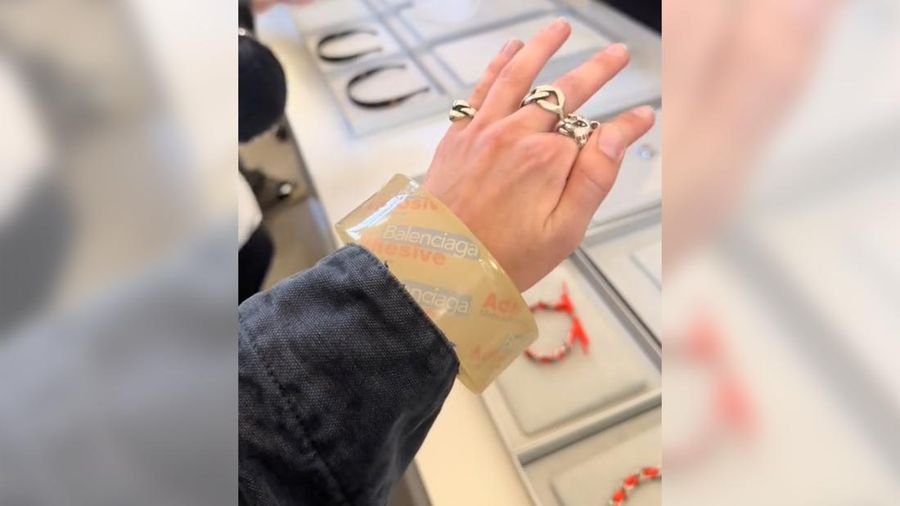 Merek fesyen kelas atas Balenciaga memamerkan gelang yang dibuat menyerupai gulungan pita perekat transparan selama Paris Fashion Week. (Tangkapan Layar Tiktok @highsnobiety)