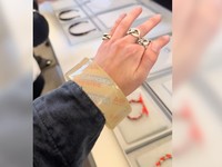 Viral Balenciaga Luncurkan Gelang Lakban, Harga Rp51 Juta