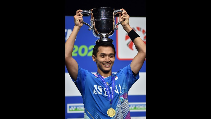 Pebulutangkis Indonesia Jonatan Christie juara All england 2024 di Utilita Arena, Birmingham, Inggris, Minggu (17/3/2024). (AP Photo/Rui Vieira)