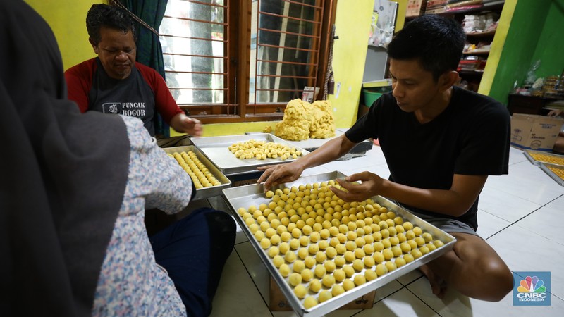 Pekerja menyelesaikan pembuatan kue kering jenis nastar di kawasan Tangerang, Banten, Senin (18/3/2024). Sejumlah pembuat kue kering nastar di Kelurahan Larangan Utara, Kota Tangerang, Banten mulai banjir pesanan. (CNBC Indonesia/Tri Susilo)