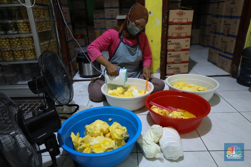 Pekerja menyelesaikan pembuatan kue kering jenis nastar di kawasan Tangerang, Banten, Senin (18/3/2024). Sejumlah pembuat kue kering nastar di Kelurahan Larangan Utara, Kota Tangerang, Banten mulai banjir pesanan. Pekerja menyelesaikan pembuatan kue kering jenis nastar di kawasan Tangerang, Banten, Senin (18/3/2024). Sejumlah pembuat kue kering nastar di Kelurahan Larangan Utara, Kota Tangerang, Banten mulai banjir pesanan. (CNBC Indonesia/Tri Susilo)