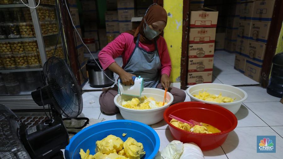 Pekerja menyelesaikan pembuatan kue kering jenis nastar di kawasan Tangerang, Banten, Senin (18/3/2024). Sejumlah pembuat kue kering nastar di Kelurahan Larangan Utara, Kota Tangerang, Banten mulai banjir pesanan. (CNBC Indonesia/Tri Susilo)