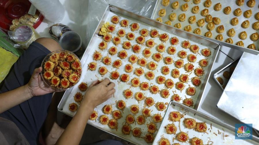 Pekerja menyelesaikan pembuatan kue kering jenis nastar di kawasan Tangerang, Banten, Senin (18/3/2024). Sejumlah pembuat kue kering nastar di Kelurahan Larangan Utara, Kota Tangerang, Banten mulai banjir pesanan. (²©²ÊÍøÕ¾/Tri Susilo)