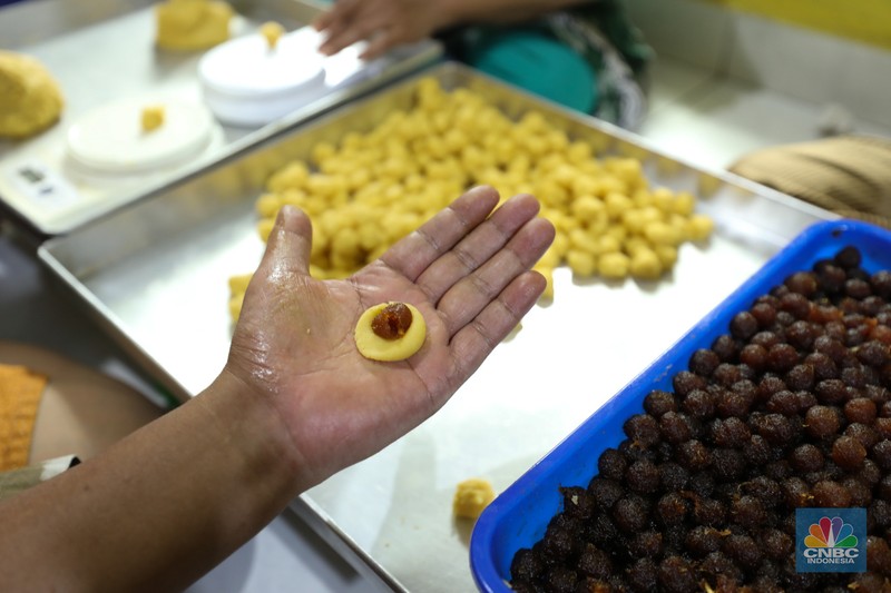 Pekerja menyelesaikan pembuatan kue kering jenis nastar di kawasan Tangerang, Banten, Senin (18/3/2024). Sejumlah pembuat kue kering nastar di Kelurahan Larangan Utara, Kota Tangerang, Banten mulai banjir pesanan. Pekerja menyelesaikan pembuatan kue kering jenis nastar di kawasan Tangerang, Banten, Senin (18/3/2024). Sejumlah pembuat kue kering nastar di Kelurahan Larangan Utara, Kota Tangerang, Banten mulai banjir pesanan. (CNBC Indonesia/Tri Susilo)