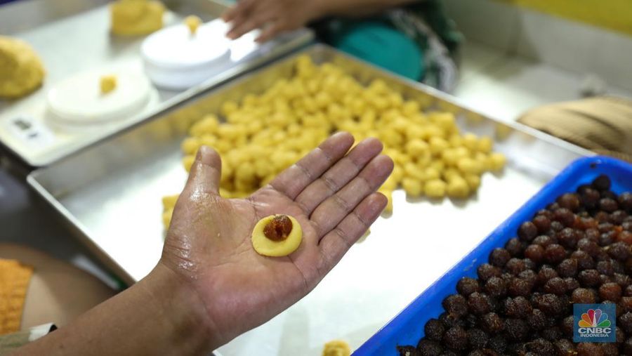 Pekerja menyelesaikan pembuatan kue kering jenis nastar di kawasan Tangerang, Banten, Senin (18/3/2024). Sejumlah pembuat kue kering nastar di Kelurahan Larangan Utara, Kota Tangerang, Banten mulai banjir pesanan. (CNBC Indonesia/Tri Susilo)
