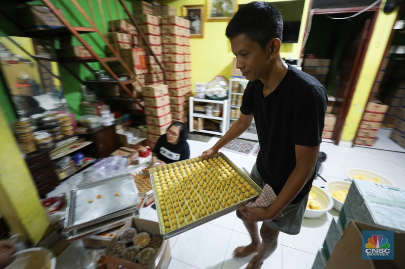 Pekerja menyelesaikan pembuatan kue kering jenis nastar di kawasan Tangerang, Banten, Senin (18/3/2024). Sejumlah pembuat kue kering nastar di Kelurahan Larangan Utara, Kota Tangerang, Banten mulai banjir pesanan. (CNBC Indonesia/Tri Susilo)