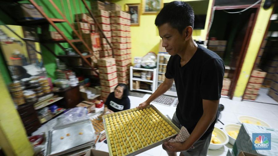 Pekerja menyelesaikan pembuatan kue kering jenis nastar di kawasan Tangerang, Banten, Senin (18/3/2024). Sejumlah pembuat kue kering nastar di Kelurahan Larangan Utara, Kota Tangerang, Banten mulai banjir pesanan. (CNBC Indonesia/Tri Susilo)