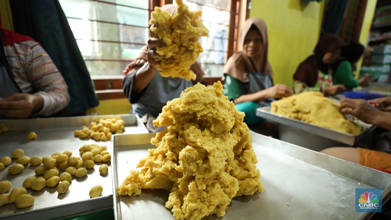 Pekerja menyelesaikan pembuatan kue kering jenis nastar di kawasan Tangerang, Banten, Senin (18/3/2024). Sejumlah pembuat kue kering nastar di Kelurahan Larangan Utara, Kota Tangerang, Banten mulai banjir pesanan. Pekerja menyelesaikan pembuatan kue kering jenis nastar di kawasan Tangerang, Banten, Senin (18/3/2024). Sejumlah pembuat kue kering nastar di Kelurahan Larangan Utara, Kota Tangerang, Banten mulai banjir pesanan. (CNBC Indonesia/Tri Susilo)